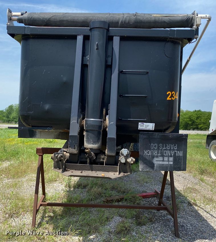 image for item DM4116 2004 Clement  end dump trailer