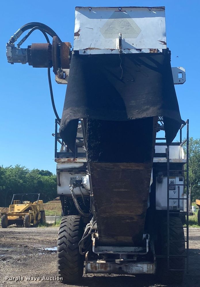 image for item DM4135 1995 Roadtec SB2500  Shuttle Buggy material transfer vehicle