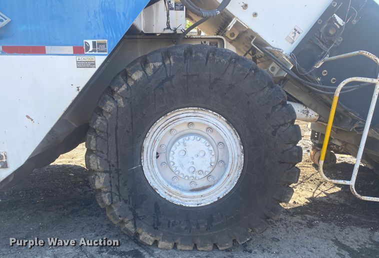 image for item DM4135 1995 Roadtec SB2500  Shuttle Buggy material transfer vehicle