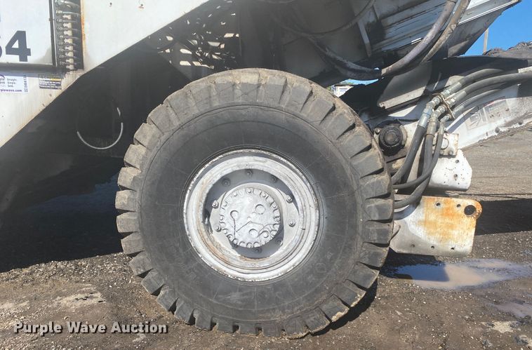 image for item DM4135 1995 Roadtec SB2500  Shuttle Buggy material transfer vehicle