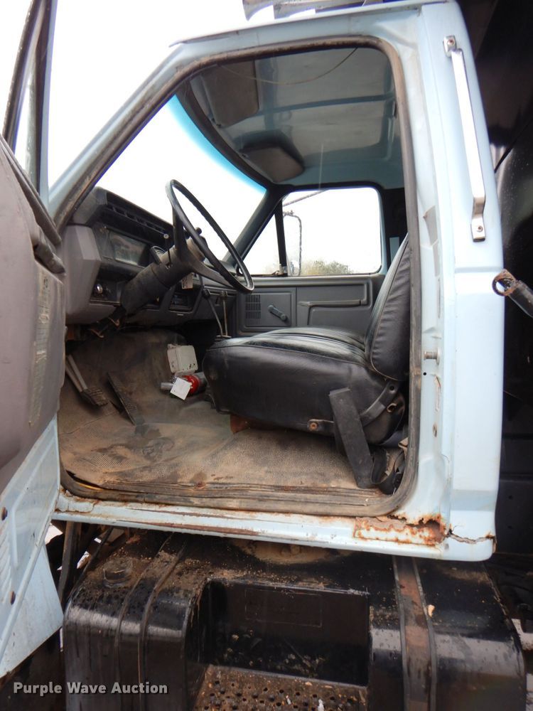 image for item DM6162 1995 Ford F800  dump truck