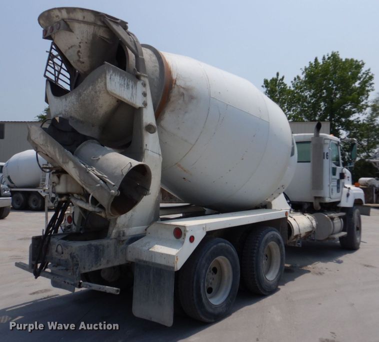 image for item DM7330 2000 International 5600i  ready mix truck