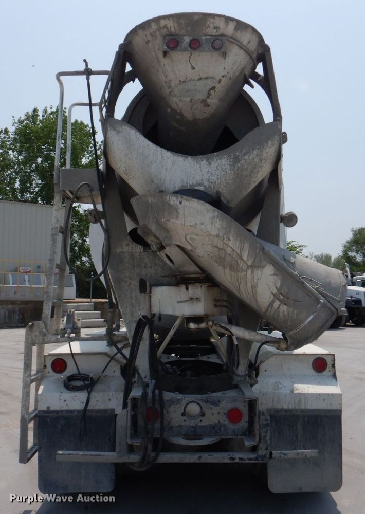 image for item DM7330 2000 International 5600i  ready mix truck