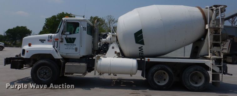 image for item DM7330 2000 International 5600i  ready mix truck