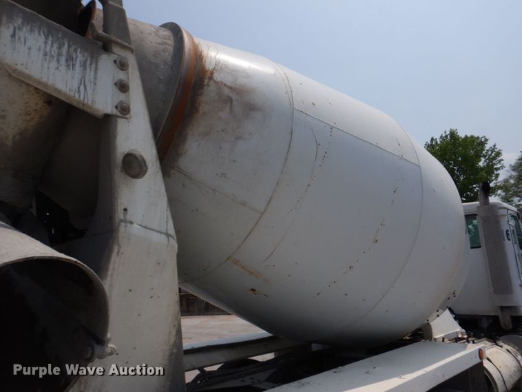 image for item DM7330 2000 International 5600i  ready mix truck