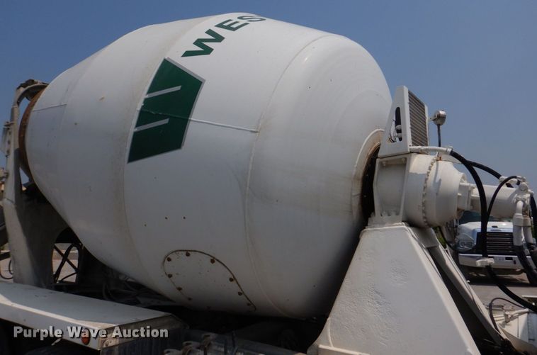 image for item DM7330 2000 International 5600i  ready mix truck