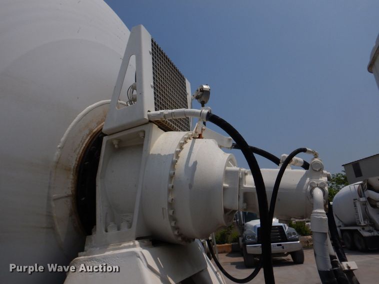 image for item DM7330 2000 International 5600i  ready mix truck