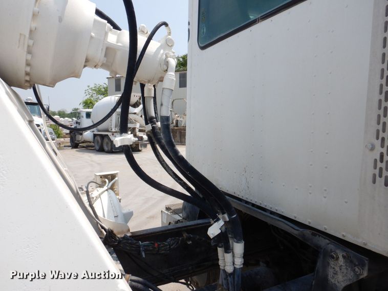 image for item DM7330 2000 International 5600i  ready mix truck