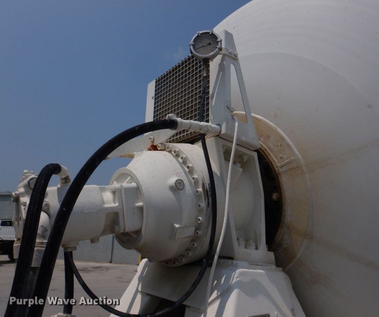 image for item DM7330 2000 International 5600i  ready mix truck