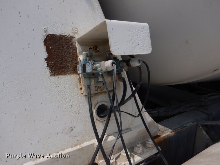 image for item DM7330 2000 International 5600i  ready mix truck