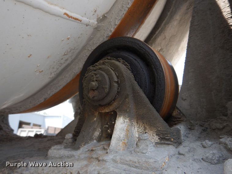 image for item DM7330 2000 International 5600i  ready mix truck