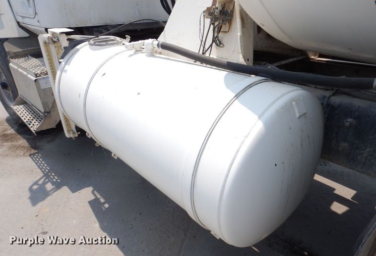 image for item DM7330 2000 International 5600i  ready mix truck