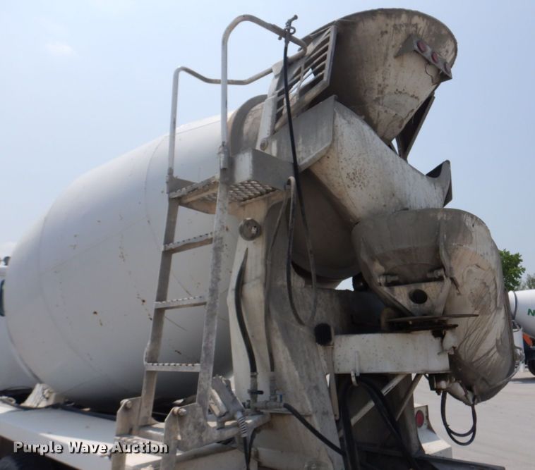 image for item DM7330 2000 International 5600i  ready mix truck