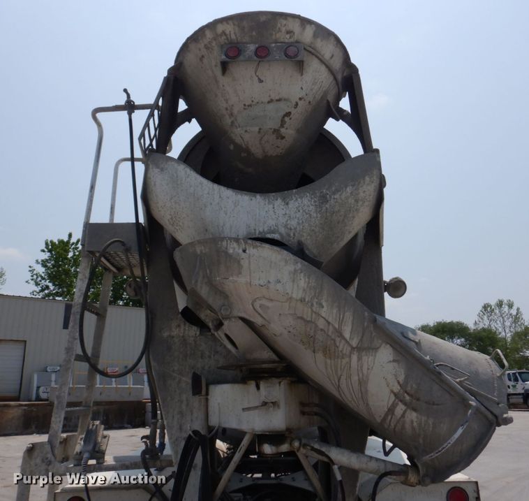 image for item DM7330 2000 International 5600i  ready mix truck