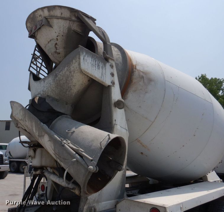 image for item DM7330 2000 International 5600i  ready mix truck