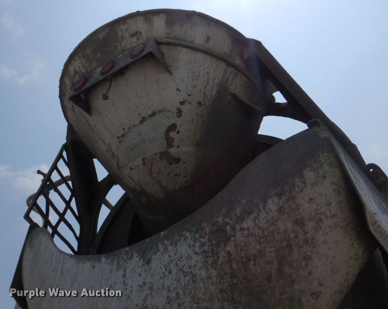 image for item DM7330 2000 International 5600i  ready mix truck