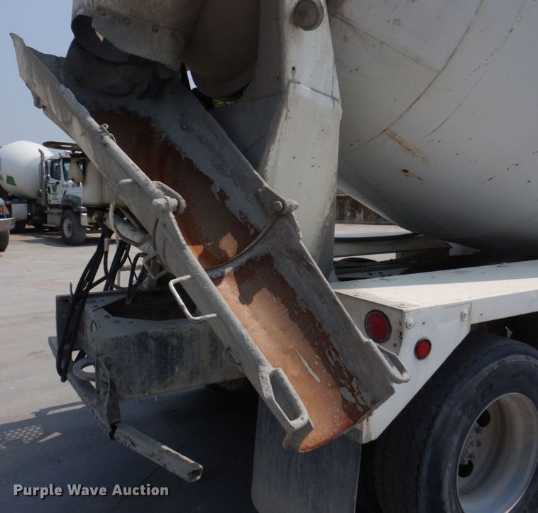 image for item DM7330 2000 International 5600i  ready mix truck