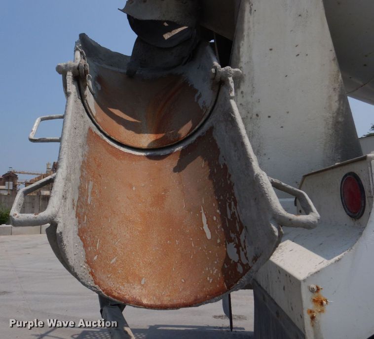 image for item DM7330 2000 International 5600i  ready mix truck