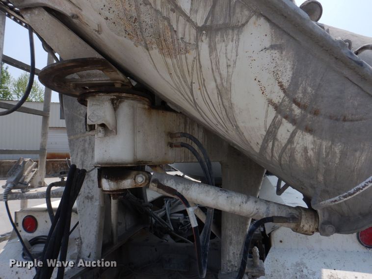 image for item DM7330 2000 International 5600i  ready mix truck