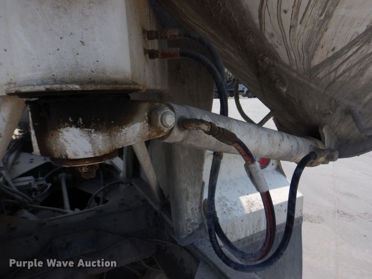 image for item DM7330 2000 International 5600i  ready mix truck