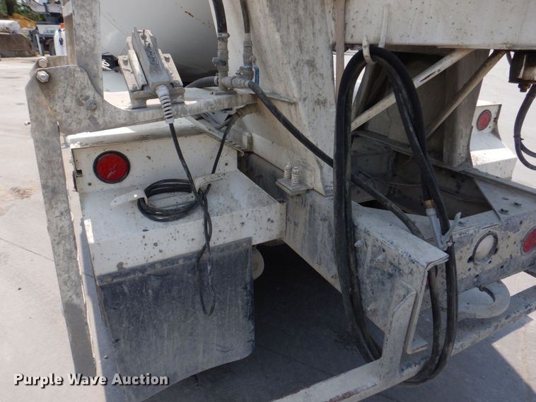 image for item DM7330 2000 International 5600i  ready mix truck