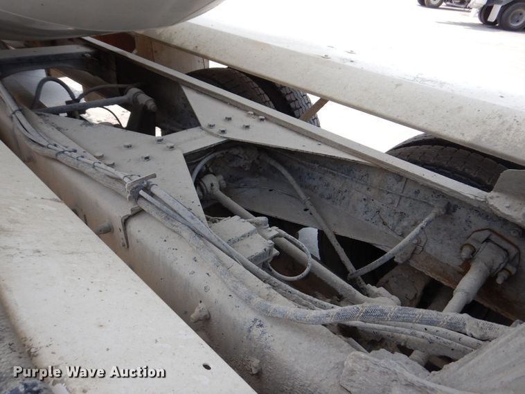 image for item DM7330 2000 International 5600i  ready mix truck