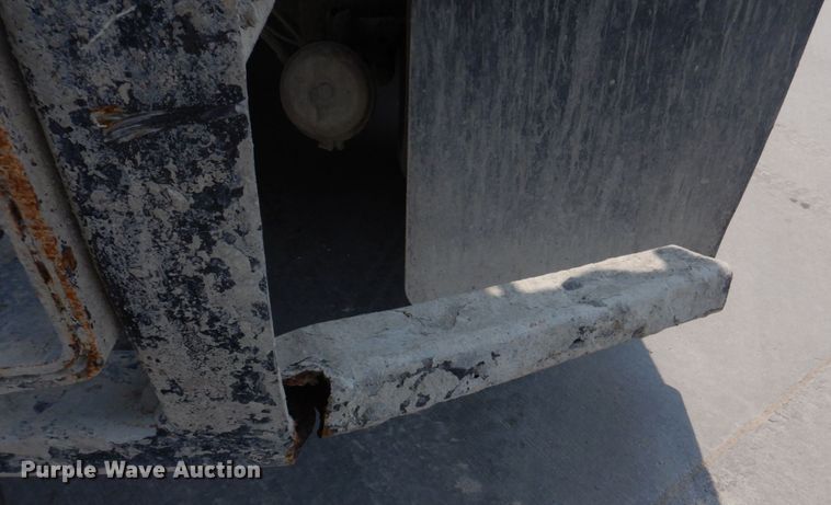 image for item DM7330 2000 International 5600i  ready mix truck