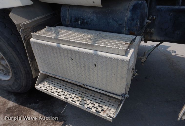 image for item DM7330 2000 International 5600i  ready mix truck