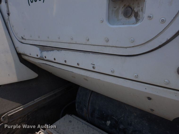 image for item DM7330 2000 International 5600i  ready mix truck