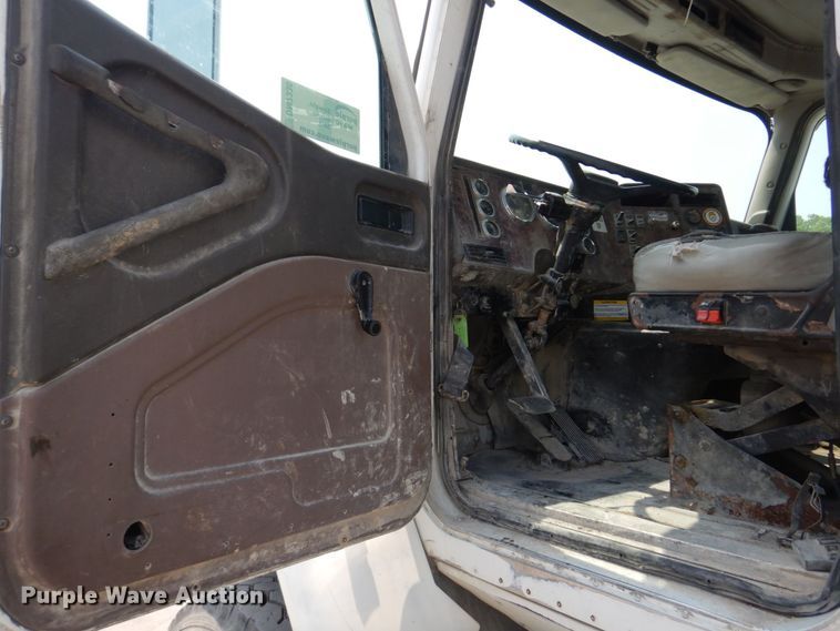 image for item DM7330 2000 International 5600i  ready mix truck