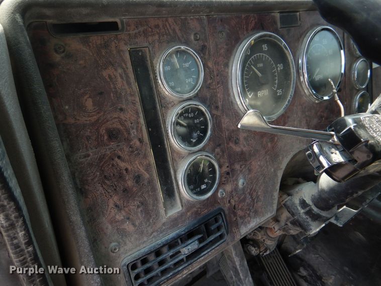 image for item DM7330 2000 International 5600i  ready mix truck