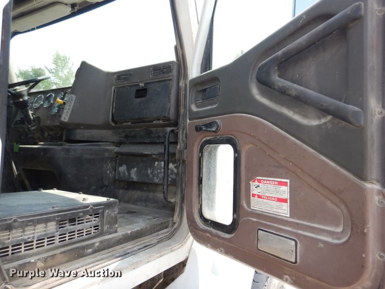 image for item DM7330 2000 International 5600i  ready mix truck