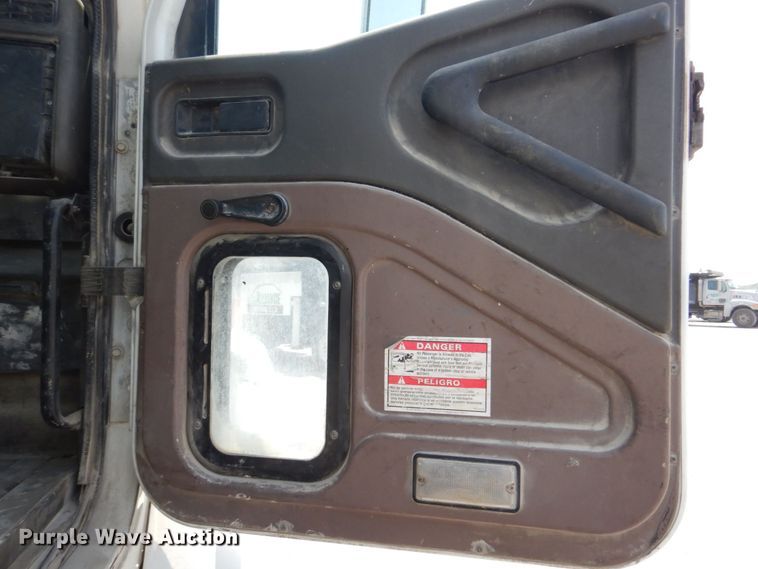 image for item DM7330 2000 International 5600i  ready mix truck