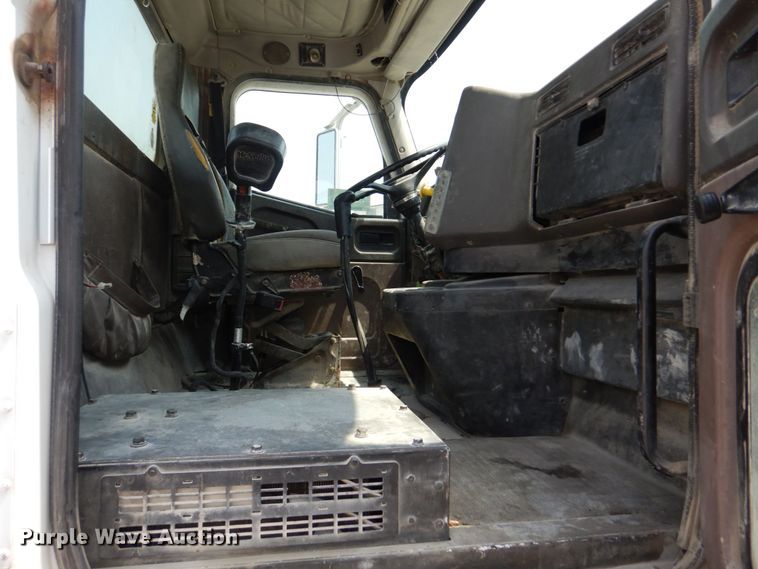 image for item DM7330 2000 International 5600i  ready mix truck