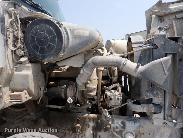 image for item DM7330 2000 International 5600i  ready mix truck