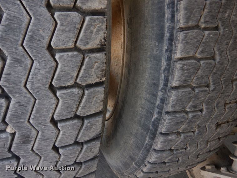 image for item DM7330 2000 International 5600i  ready mix truck