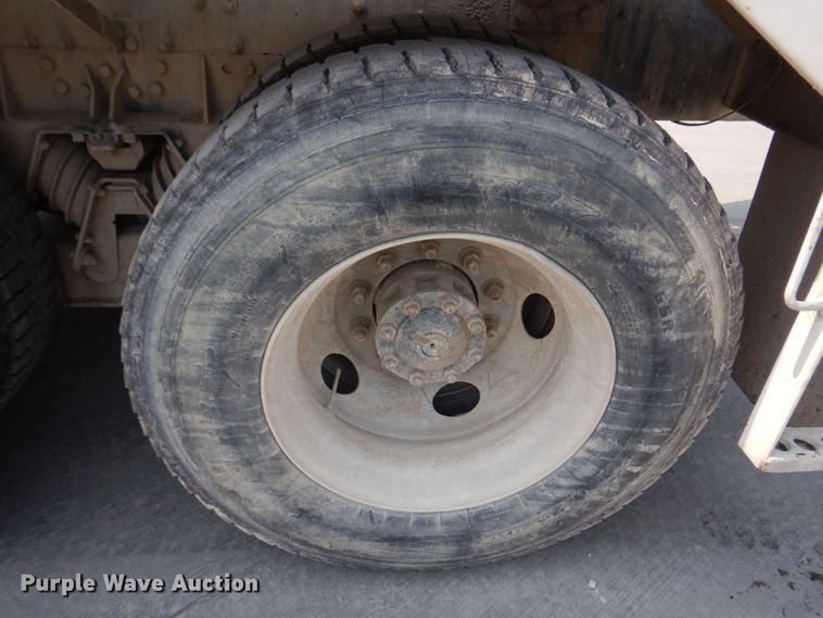 image for item DM7330 2000 International 5600i  ready mix truck