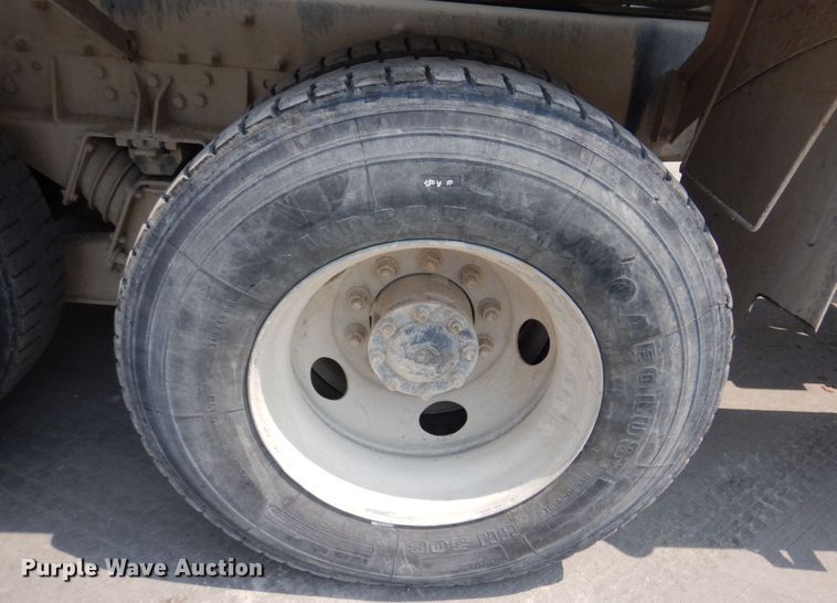 image for item DM7330 2000 International 5600i  ready mix truck