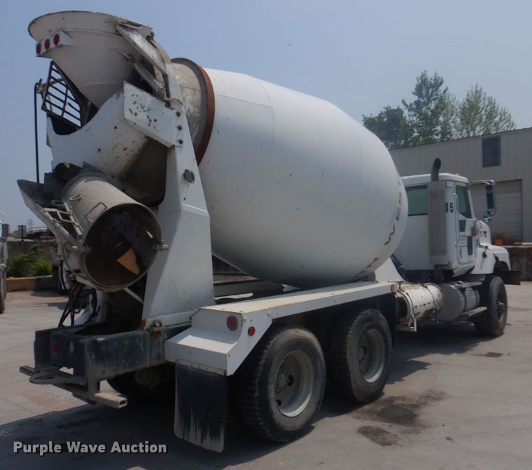 image for item DM7331 2000 International 5600i  ready mix truck