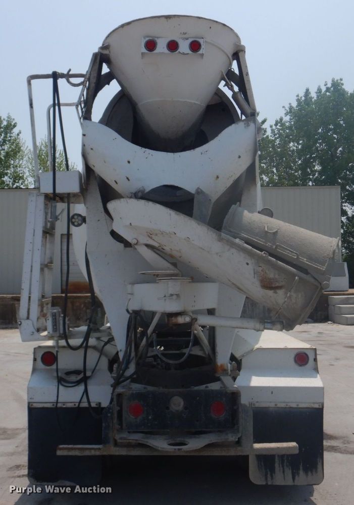 image for item DM7331 2000 International 5600i  ready mix truck