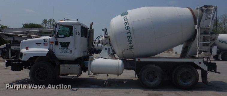 image for item DM7331 2000 International 5600i  ready mix truck