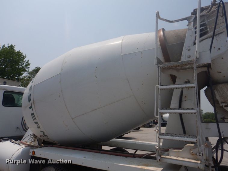 image for item DM7331 2000 International 5600i  ready mix truck