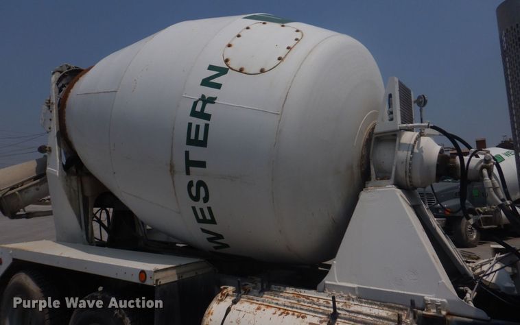 image for item DM7331 2000 International 5600i  ready mix truck