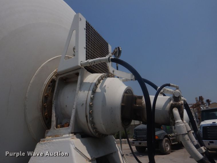 image for item DM7331 2000 International 5600i  ready mix truck