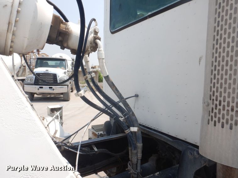 image for item DM7331 2000 International 5600i  ready mix truck