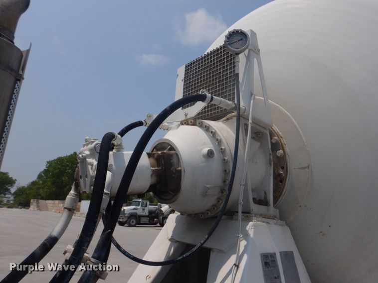 image for item DM7331 2000 International 5600i  ready mix truck