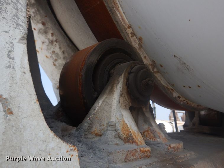 image for item DM7331 2000 International 5600i  ready mix truck