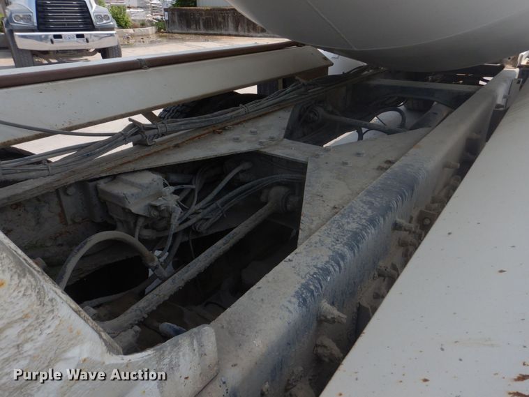 image for item DM7331 2000 International 5600i  ready mix truck