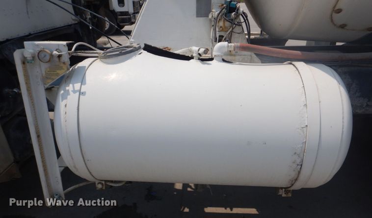 image for item DM7331 2000 International 5600i  ready mix truck