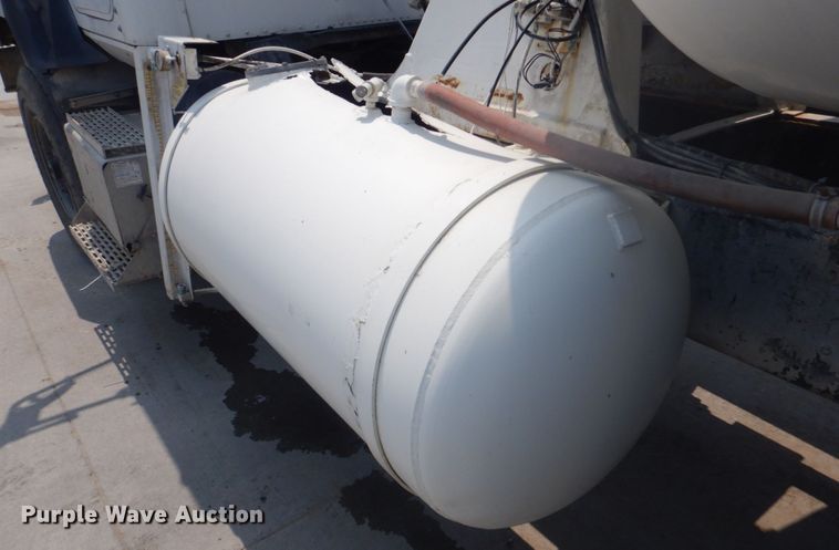 image for item DM7331 2000 International 5600i  ready mix truck